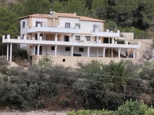 Chalet con finca de aguacates