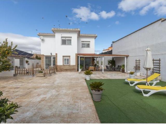 Chalet con gran patio, chimenea y distribución independiente en Viña del Rey