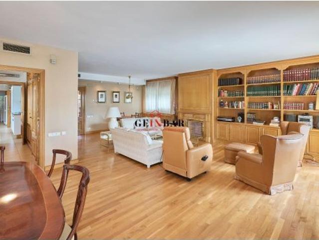 CHALET CON JARDIN EN ZONA TRANQUILA