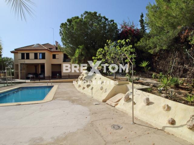 CHALET CON PARCELA DE 2040 METROS CON PISCINA Y PISTA DE TENIS EN EL CHORRICO