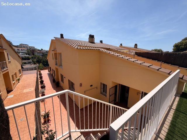 Chalet con parking, varias terrazas y piscina