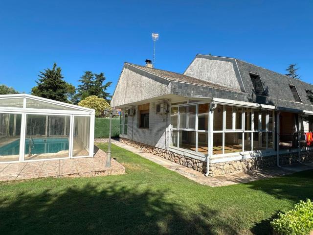 Chalet con piscina cubierta en Eurovillas