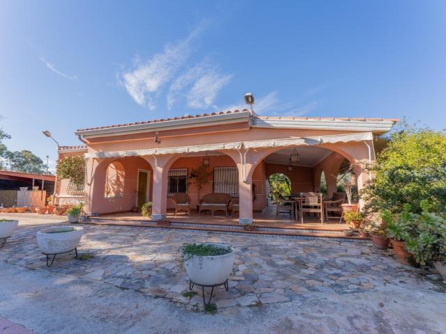 Chalet con piscina a 5 min de la playa en El Altet – parcela privada con taller, huerto y múltiples espacios