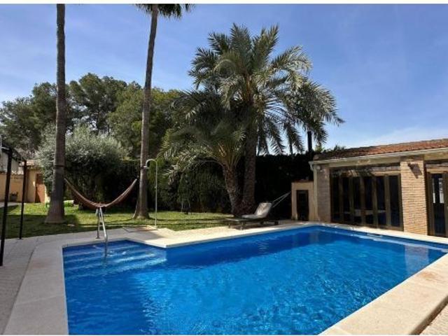 Chalet con piscina, garaje múltiple y 827m2 en Los Balcones