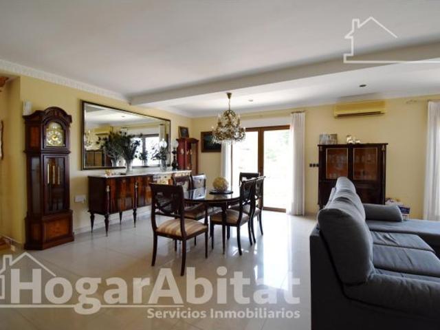 CHALET CON PISCINA, GARAJE Y JARDIN