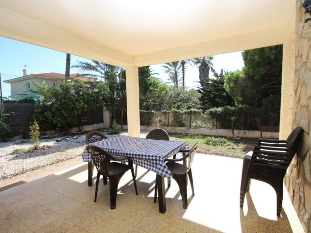 Chalet con piscina en Cabo Roig. Verano