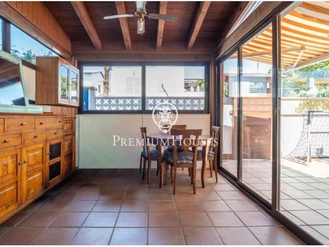 Chalet con piscina en el centro