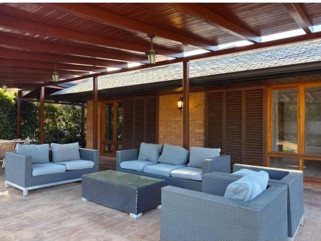 Chalet con piscina en Eurovillas