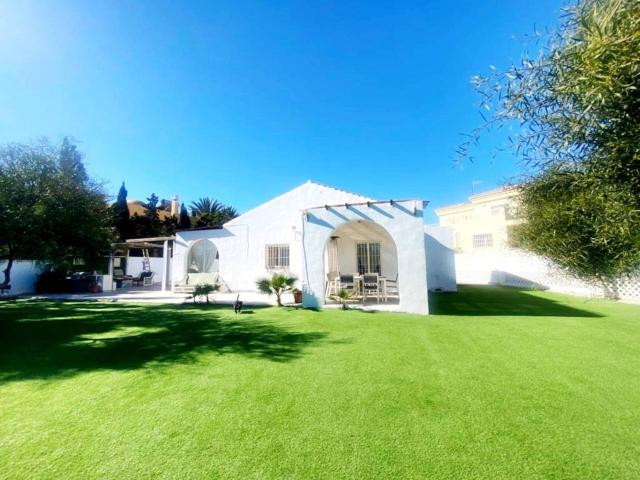 Chalet con piscina en parcela propia de 1.300 m²