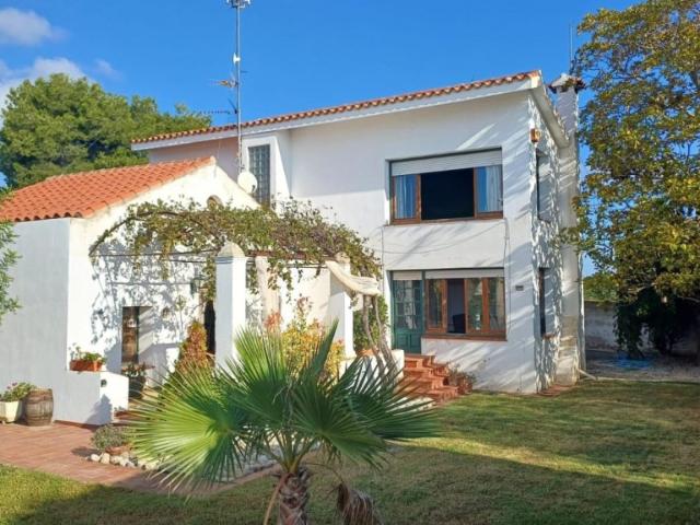 Chalet con piscina, jardín y 2 almacenes grandes cerca de la playa Vinaròs