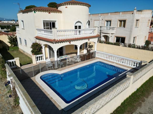 Chalet con piscina, jardín y terrazas en Sector Requesens, Empuriabrava