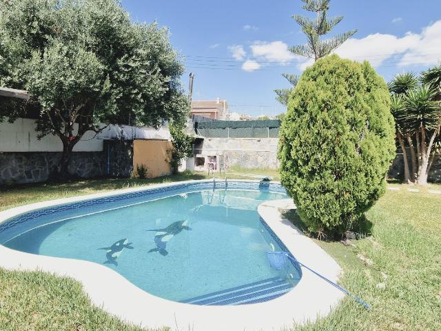 CHALET CON PISCINA, JARDÍN 5 DORMITORIOS Y GRANDES POSIBILIDADES