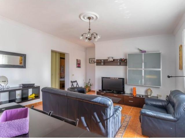CHALET CON PISCINA PEQUEÑA Y JARDIN
