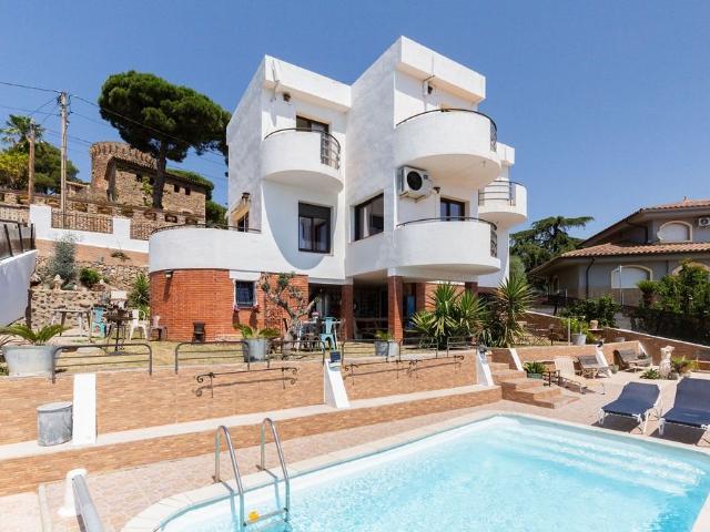 Chalet con piscina privada y vistas al mar en venta en Santa. 230m² Santa Susanna