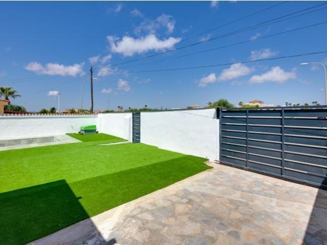 Chalet con piscina privada en zona SIESTA – Torrevieja Alicante