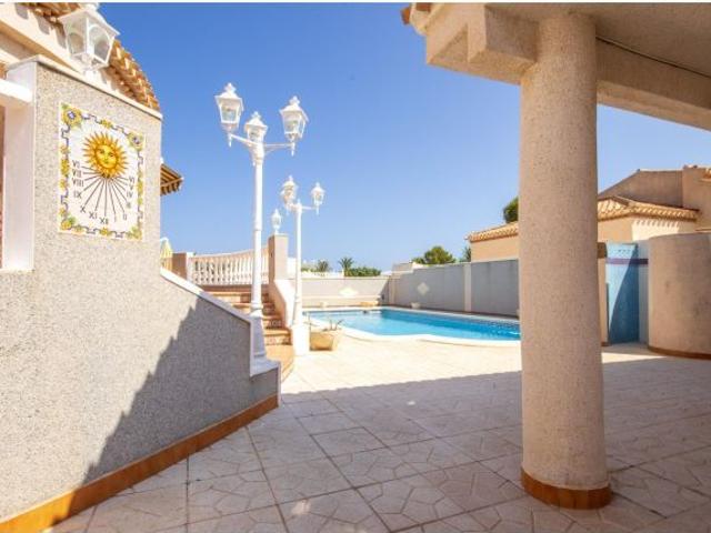 CHALET CON PISCINA PRIVADA EN LA ZENIA PLAYA FALAMENCA ORIHUELA COSTA
