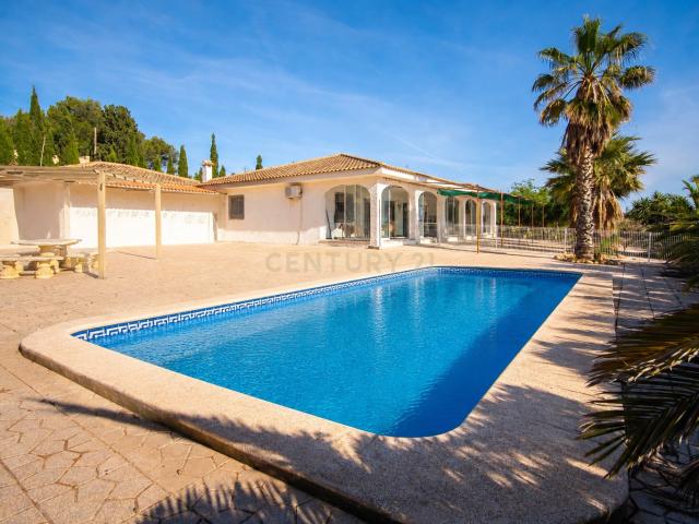 Chalet con piscina, vistas despejadas y 2.500 m² de parcela a 15 min de Alicante