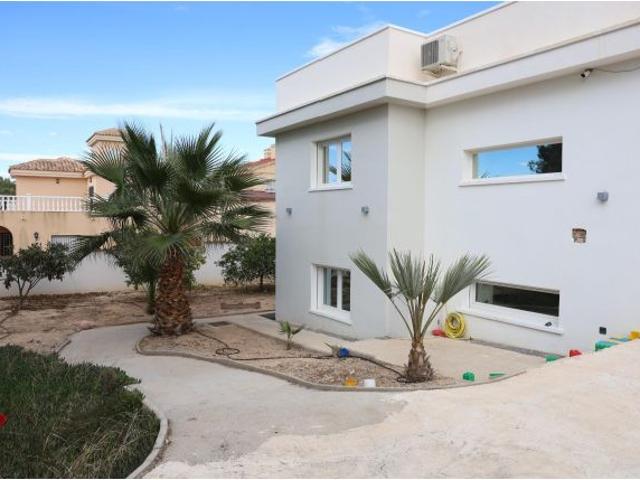 Chalet con piscina y 5 dormitorios en Ciudad Quesada Rojales