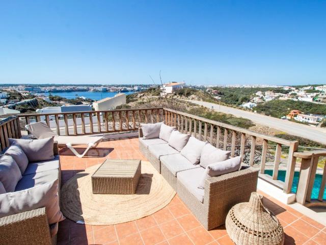 Chalet con piscina y vistas al mar en Cala LLonga 199m² Maó