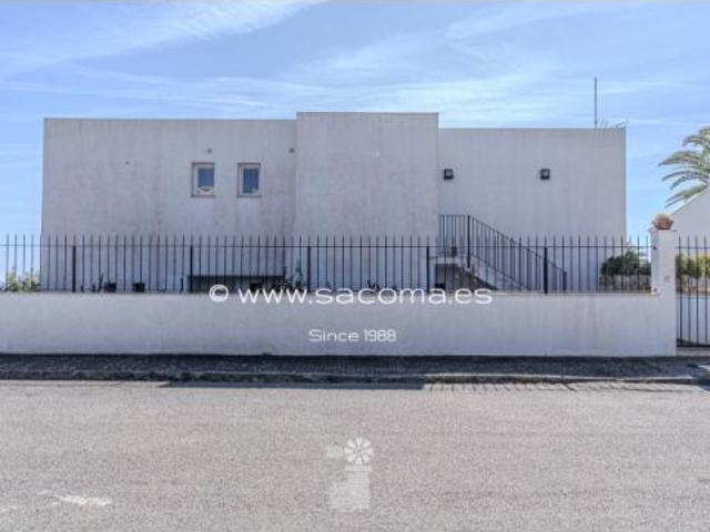 Chalet con piscina y vistas al mar en Cala Mendia