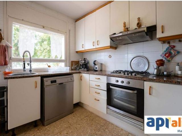 Chalet con piscina y vistas al mar en Santa Susanna: espacio, privacidad y gran potencial