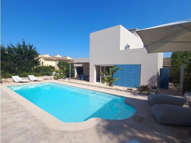 Chalet con piscina y vistas al mar