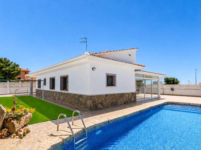 Chalet con piscina y vistas al mar