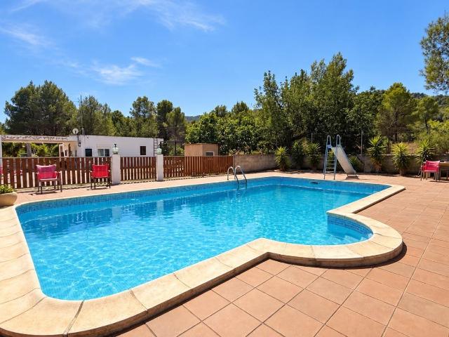 CHALET CON PISCINA Y AMPLIA PARCELA EN ESTIVELLA