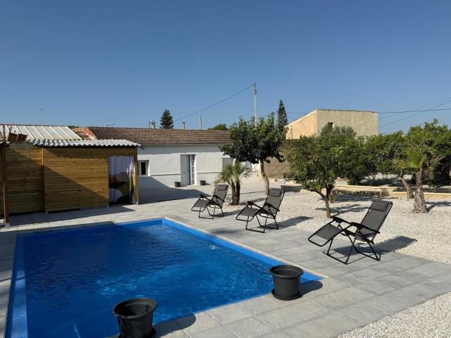 Chalet con piscina y árboles frutales Los Montesinos
