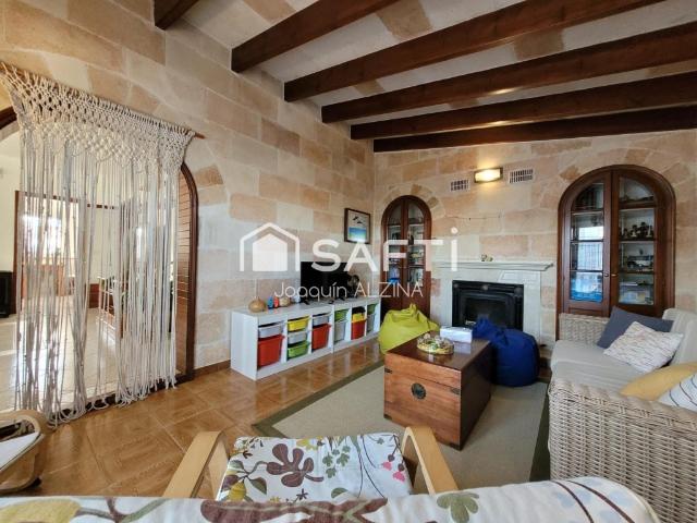 Chalet con piscina y garaje en Cala Blanca