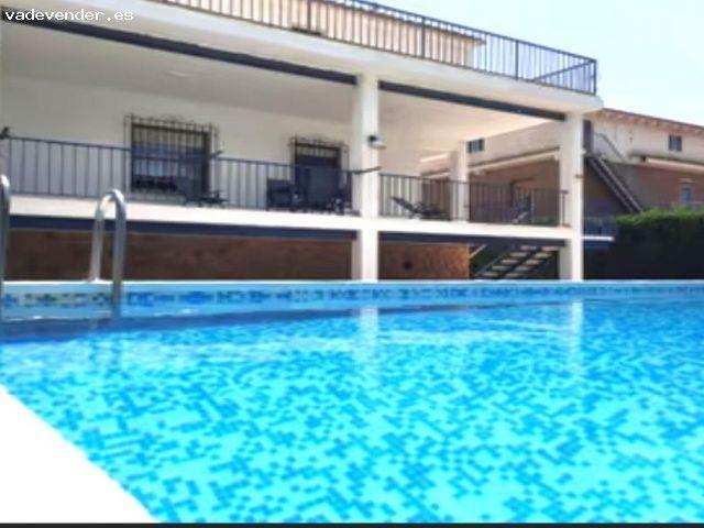 CHALET CON PISCINA Y GARAJE PARA HACER A TU GUSTO CERCA DEL METRO