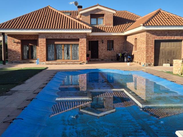 Chalet con piscina y gran porche de madera para ocio