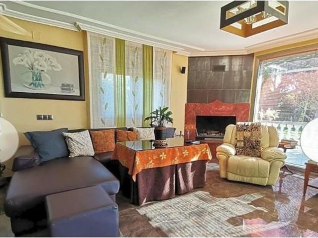 CHALET CON PISCINA Y JARDIN