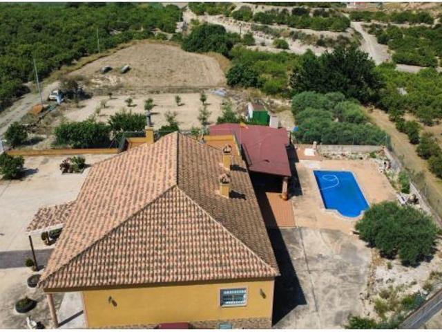 Chalet con piscina y más de 5.000 m2 de terreno junto a Zeneta
