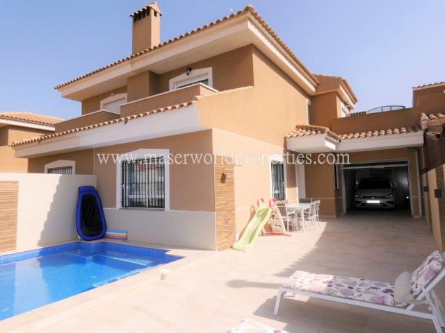 ¡Chalet con piscina y mucho más!