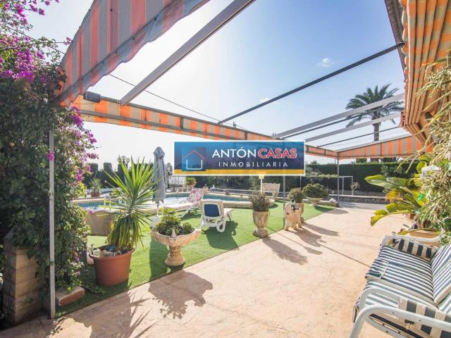 CHALET CON PISCINA Y PARCELA DE 2.500 M2 EN MATOLA – ELCHE