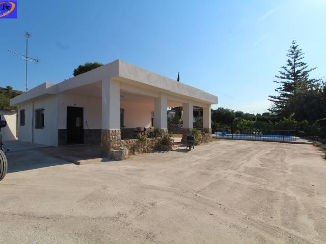 Chalet con reforma a estrenar y con balsa en Riba Roja del Turia