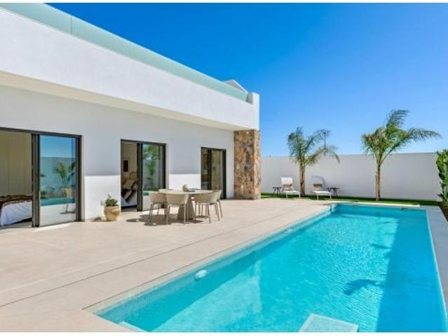 Chalet con su propia gran piscina y solárium de 125 m2 a poca distancia del campo de golf, la playa