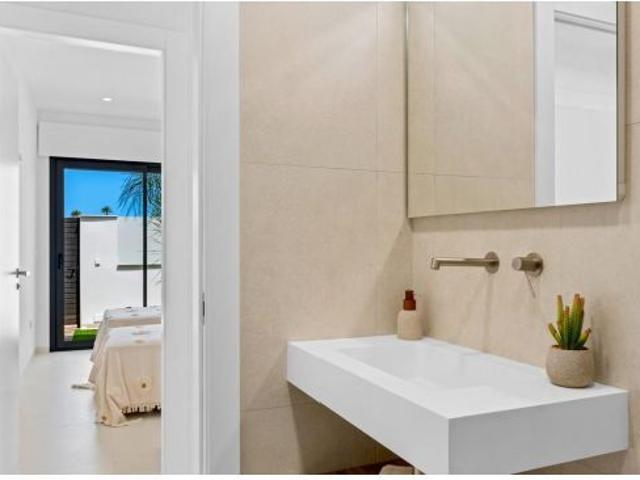 Chalet con su propia piscina y solárium de 92m2 a poca distancia del campo de golf, la playa y el pu