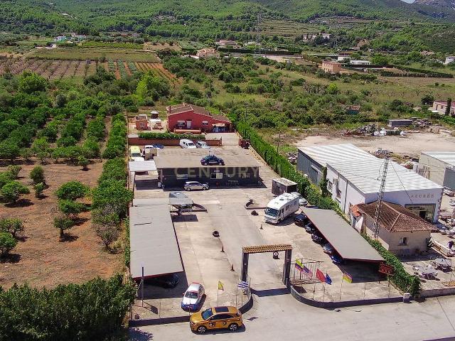 Chalet con taller mecánico en Jávea – Vista directa al Montgó