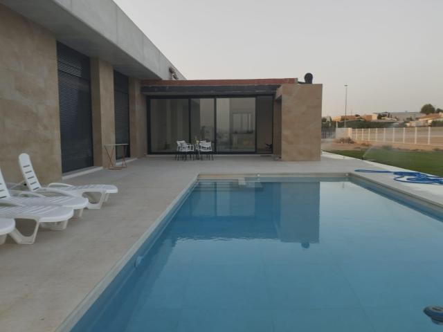 CHALET CON TERRAZA, BARBACOA, JARDÍN Y PISCINA EN PURIAS LORCA