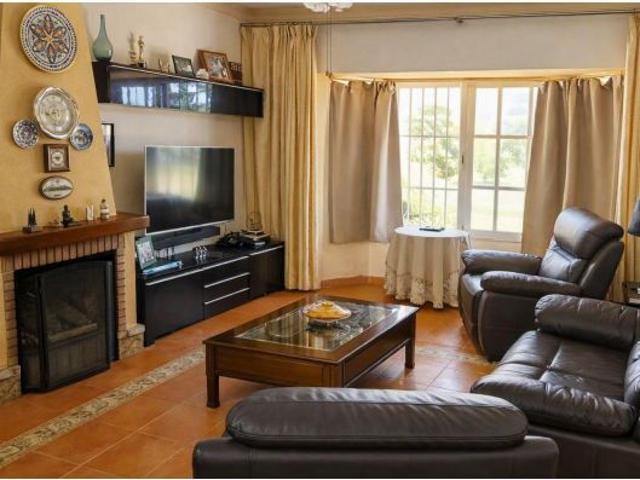 Chalet con 1000 m2 de parcela en Urbanización Los Gallos, con piscina privada