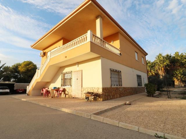 Chalet Con 2 Apartamentos Independientes Uno En Cada Planta. 308m² Alicante