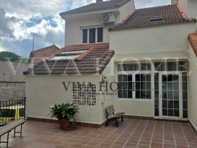 CHALET con 4 habitaciones, 3 baños completos, aseo, salón y concina