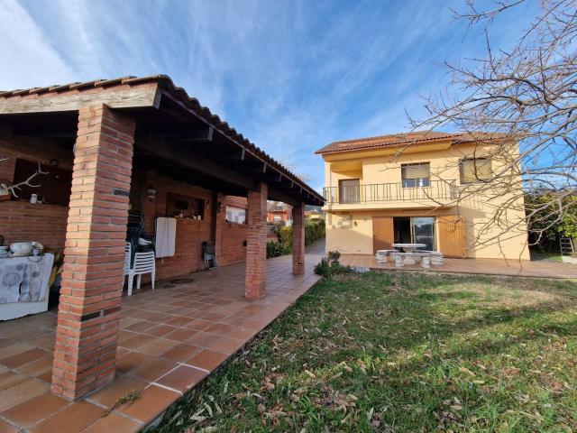 Chalet, Cànoves i Samalús