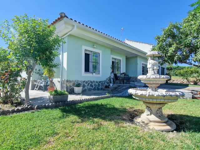 CHALET CASA EN VENTA EN LA ATALAYA CON 5 HABITACIONES, JARDÍN Y NAVE EN BADAJOZ