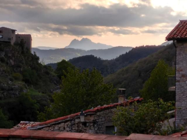 Chalet, Castellar de n&apos Hug