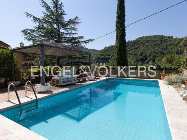 Chalet, Castellbell i el Vilar