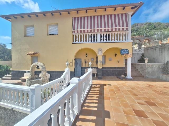 Chalet, Castellet i la Gornal