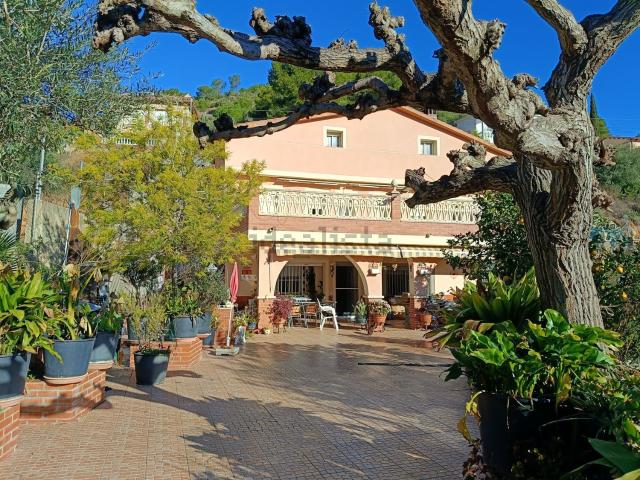 Chalet, Castellet i la Gornal